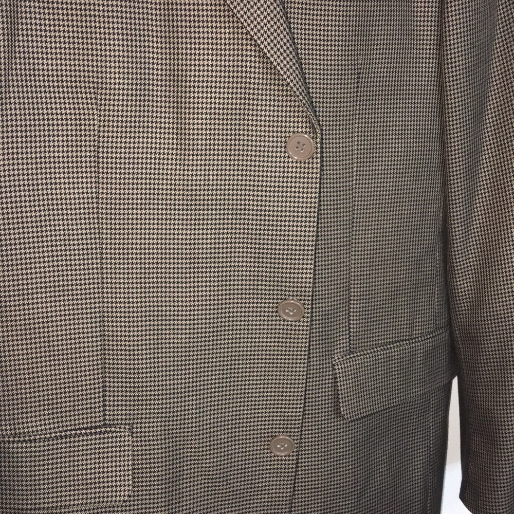 Aldolfo men’s sport coat. 40L. 2 buttons cracked.